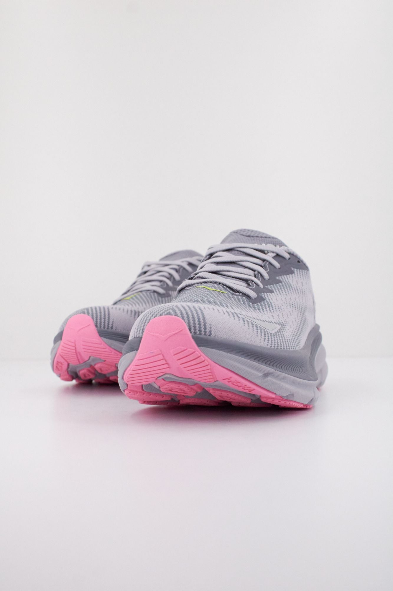 HOKA W CLIFTON 9 GT en color GRIS (2)