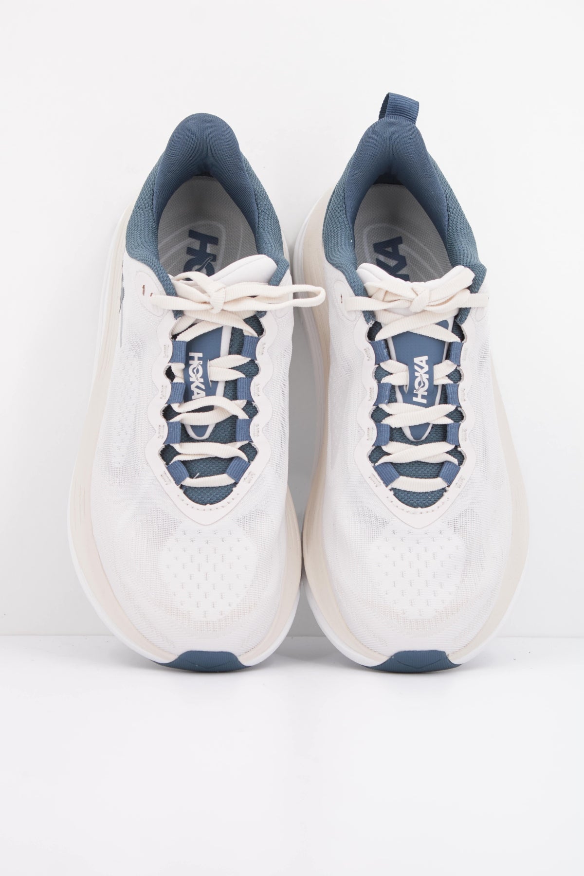 HOKA ZAPATILLA W KAWANA 3 en color BEIS (3)