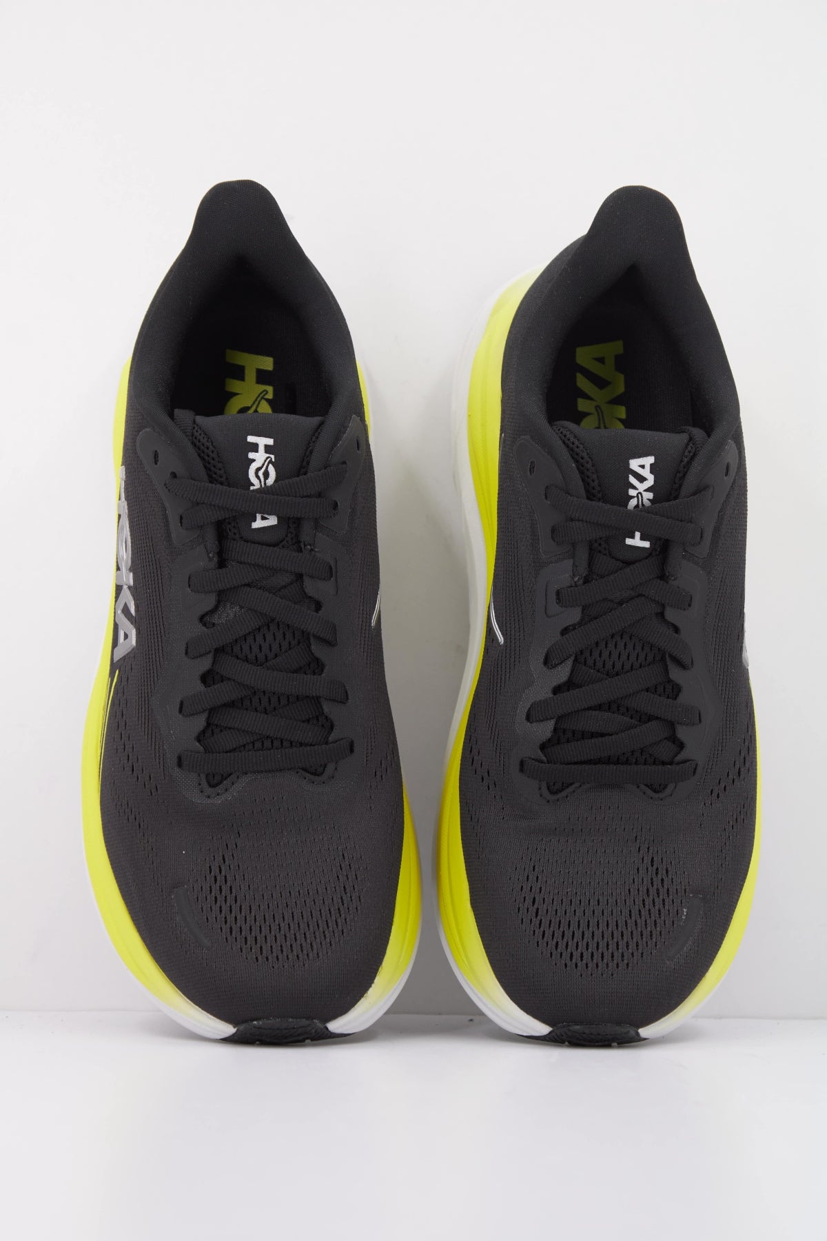 HOKA ZAPATILLA CLIFTON 11 en color NEGRO (3)