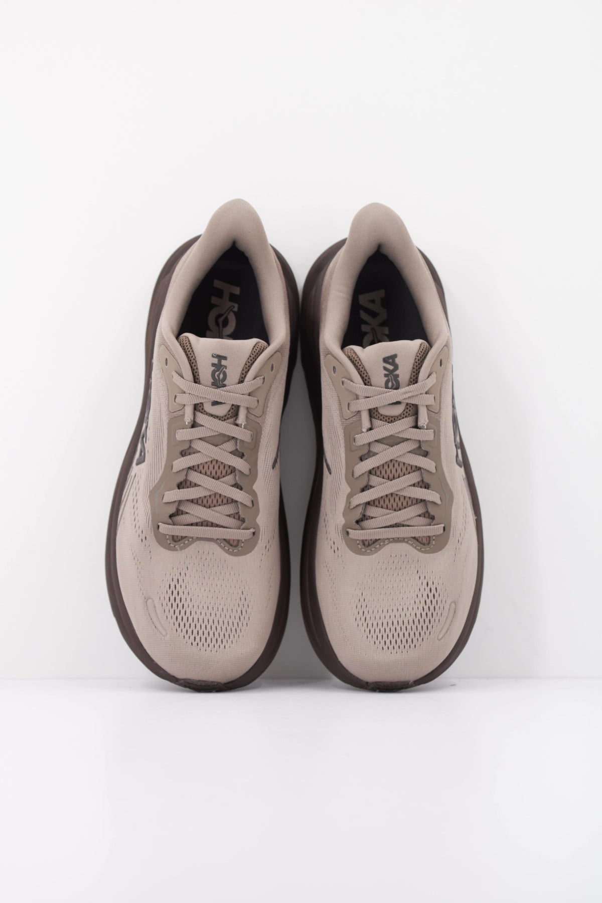 HOKA ZAPATILLA CLIFTON 11 en color BEIS (3)