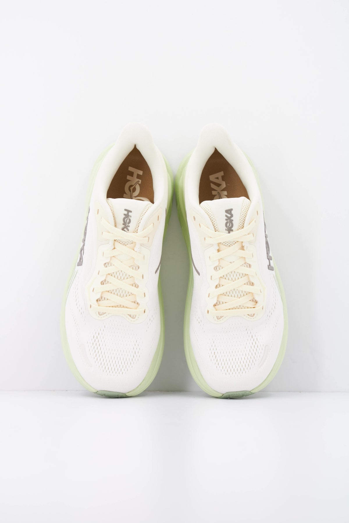 HOKA 1176573HO ZAPATILLA W CLIFTON 11 en color BEIS (3)
