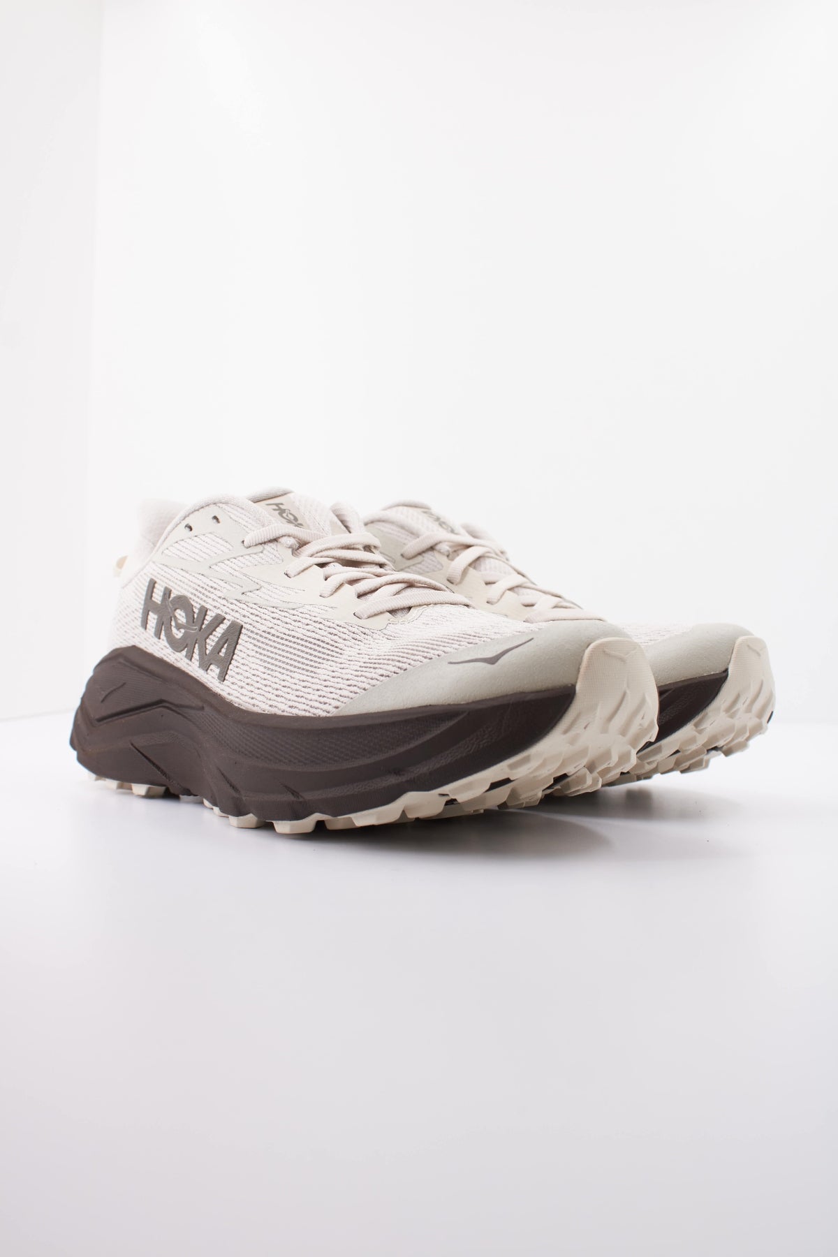 HOKA ZAPATILLA CHALLENGER 8 en color BEIS (2)