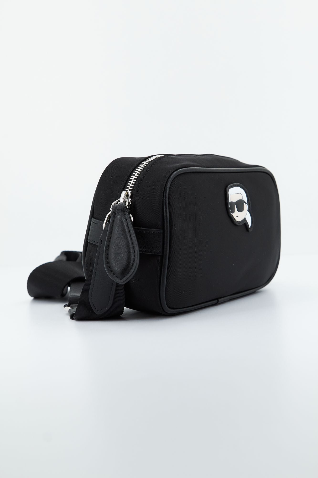 KARL LAGERFELD K/IKONIK 2.0 NYLON CAMERA en color NEGRO (2)