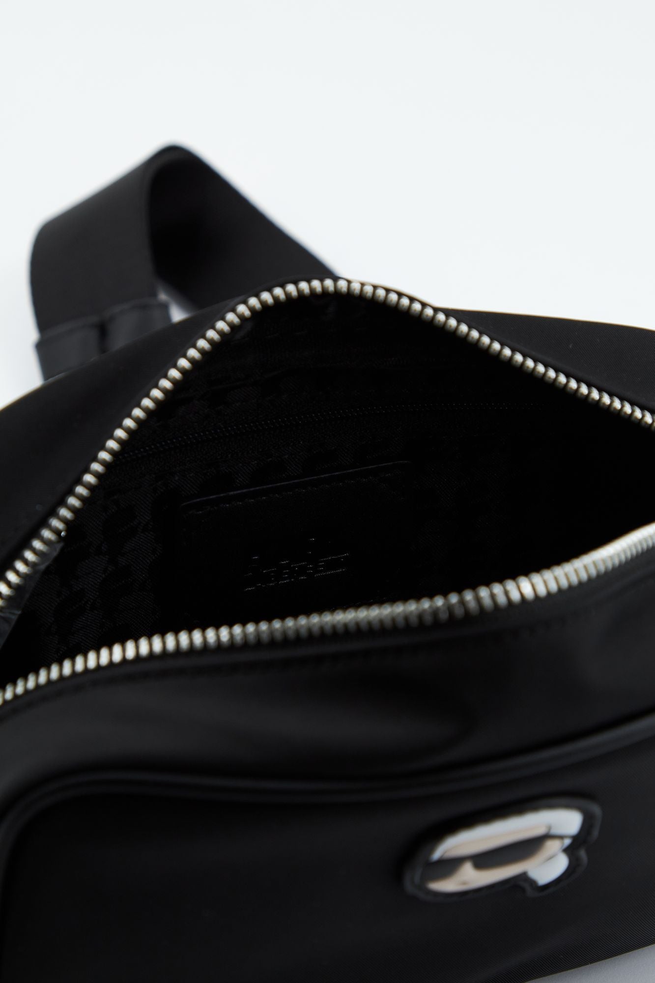 KARL LAGERFELD K/IKONIK 2.0 NYLON CAMERA en color NEGRO (4)