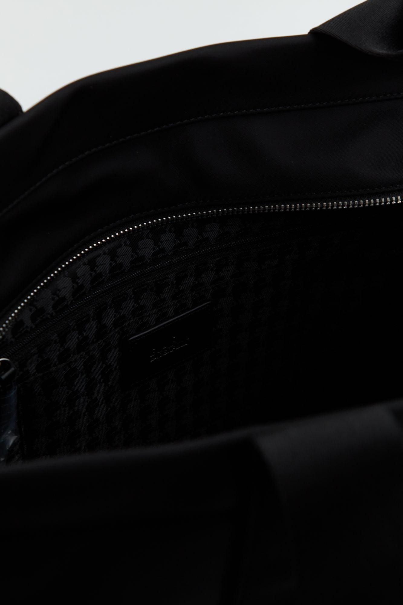KARL LAGERFELD K/IKONIK 2.0 NYLON ZIP TOT en color NEGRO (4)