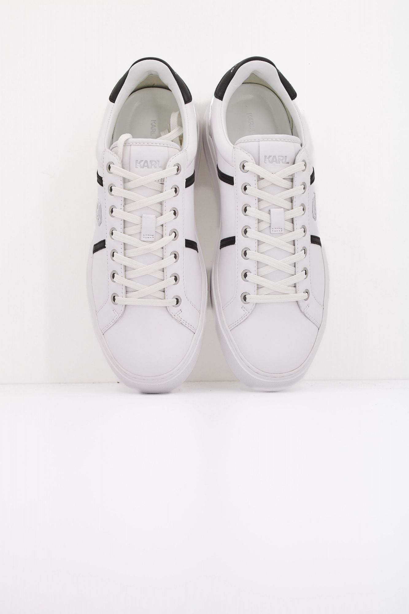 KARL LAGERFELD NFT OUTLINE LOGO en color BLANCO (3)