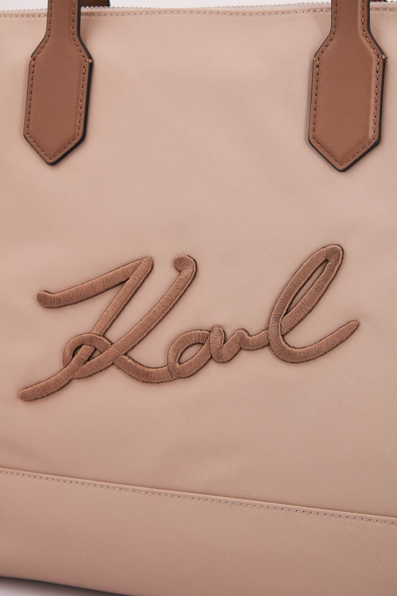 KARL LAGERFELD K/SIGNATURE NYLON MD TOTE en color MARRON CLARO (4)