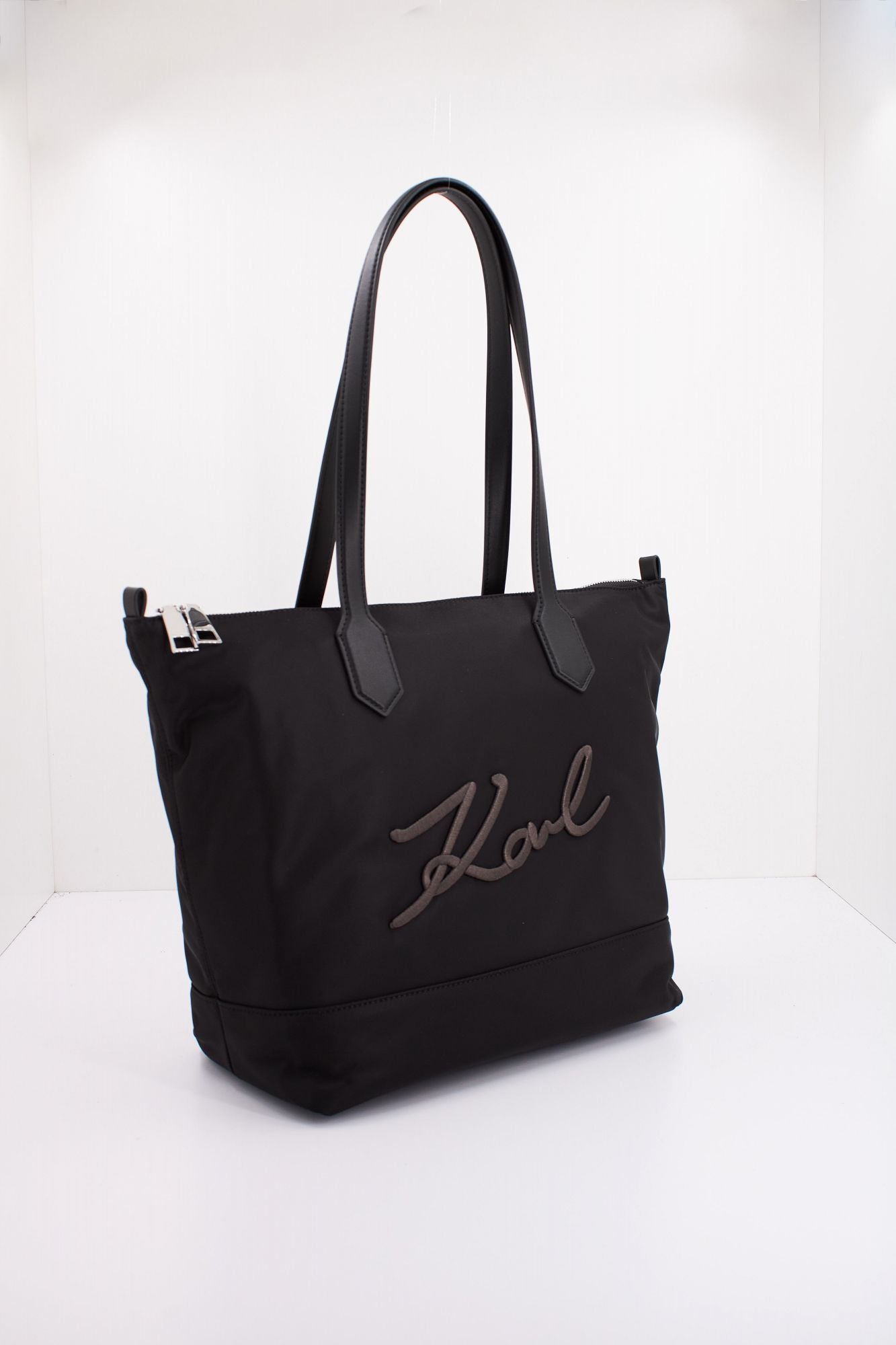 KARL LAGERFELD K/SIGNATURE NYLON MD TOTE en color NEGRO (2)