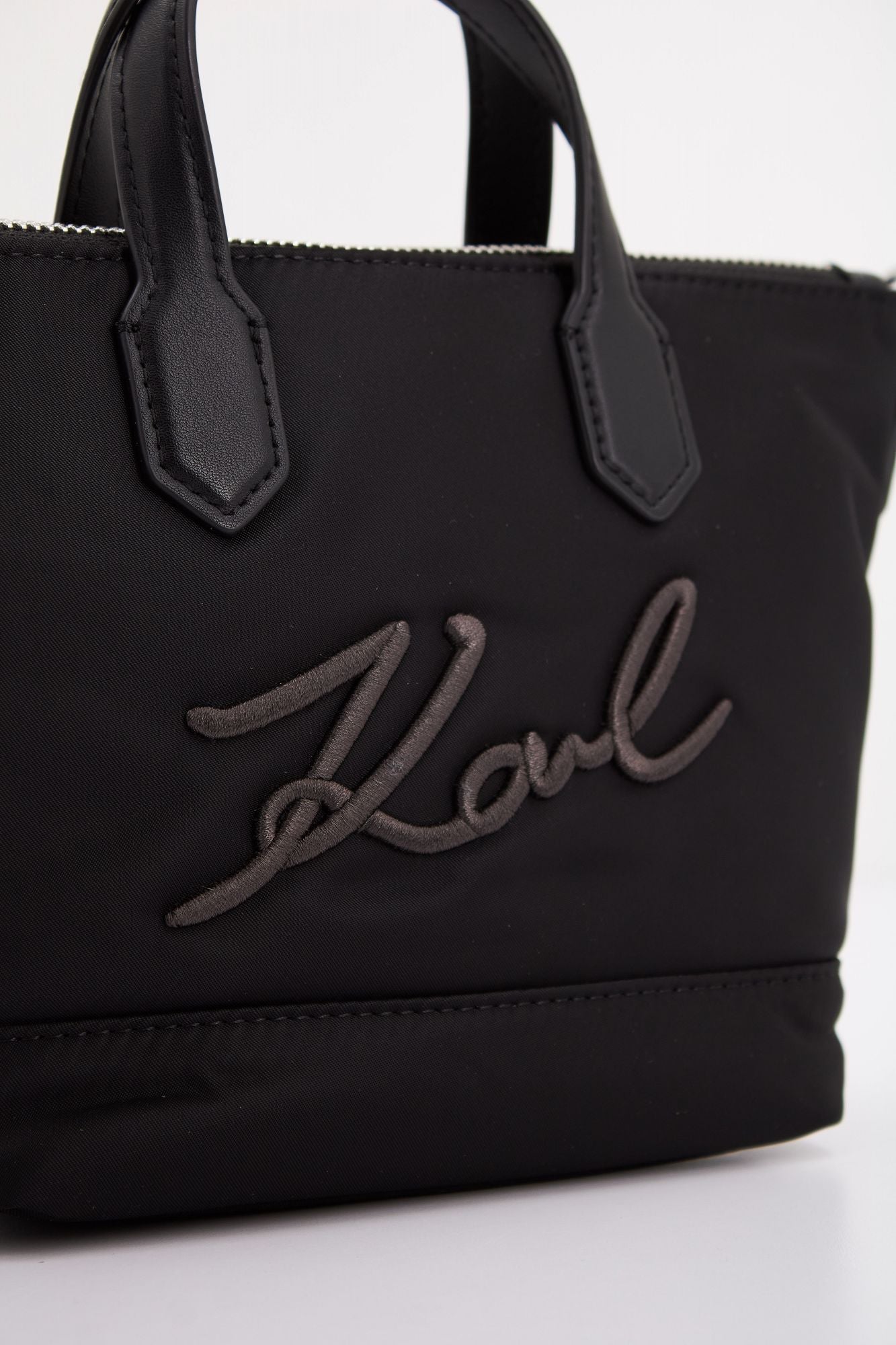 KARL LAGERFELD K/SIGNATURE NYLON SM TOTE en color NEGRO (4)