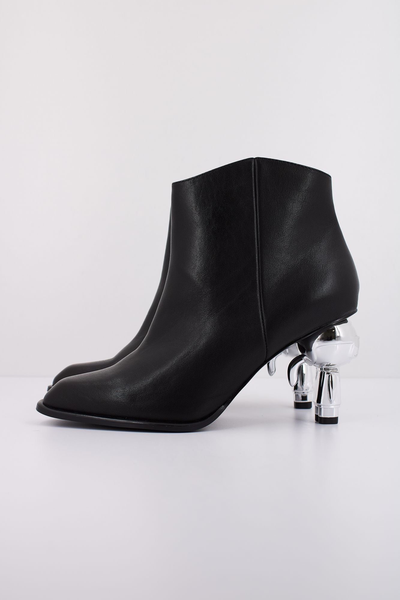 KARL LAGERFELD HEEL SHORT ZIP BOOT en color NEGRO (1)