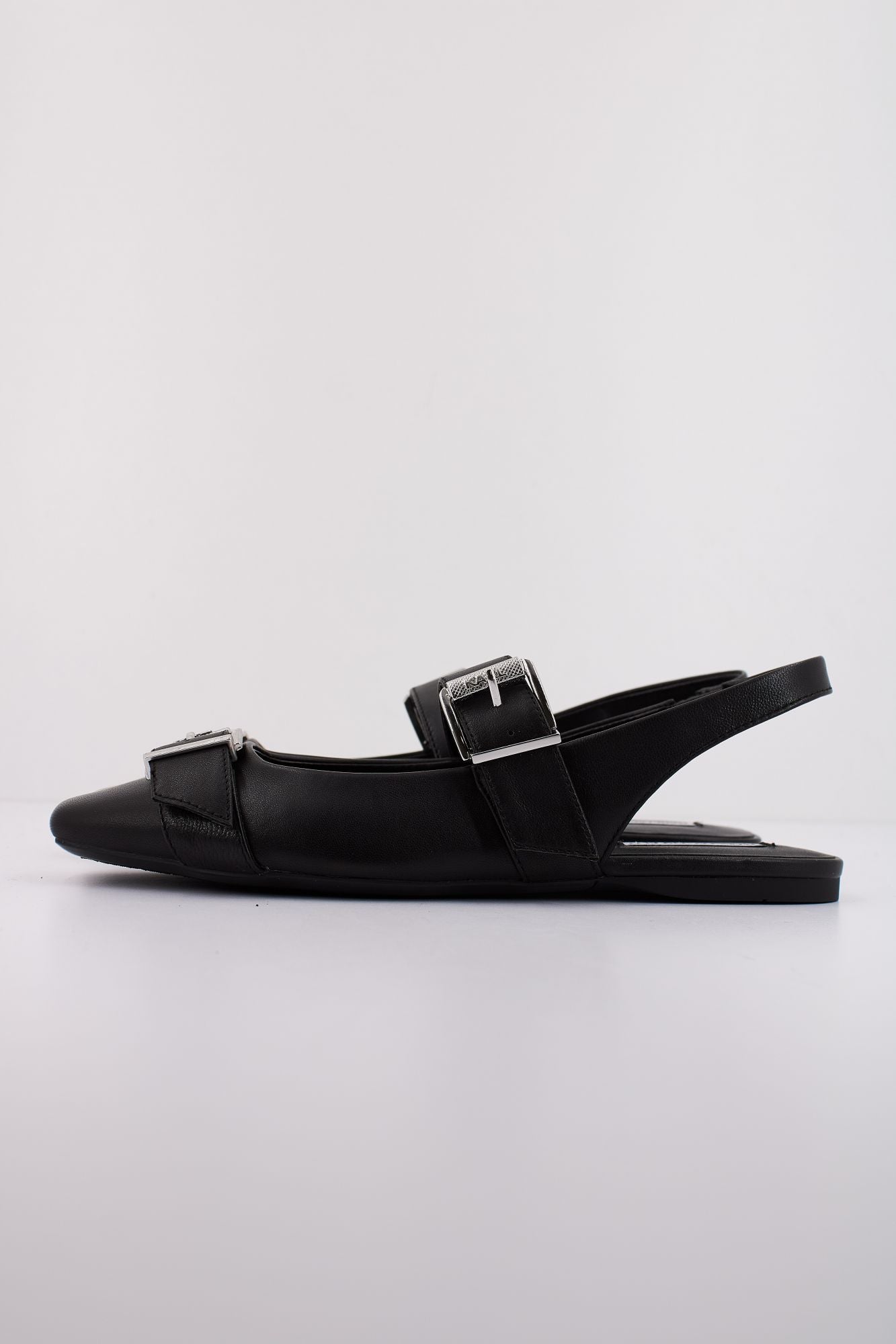 KARL LAGERFELD KONNIE DOUBLE BUCKLE SLING en color NEGRO (1)