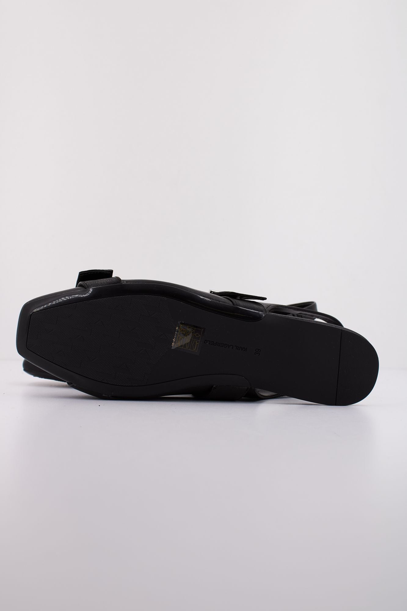 KARL LAGERFELD KONNIE DOUBLE BUCKLE SLING en color NEGRO (5)