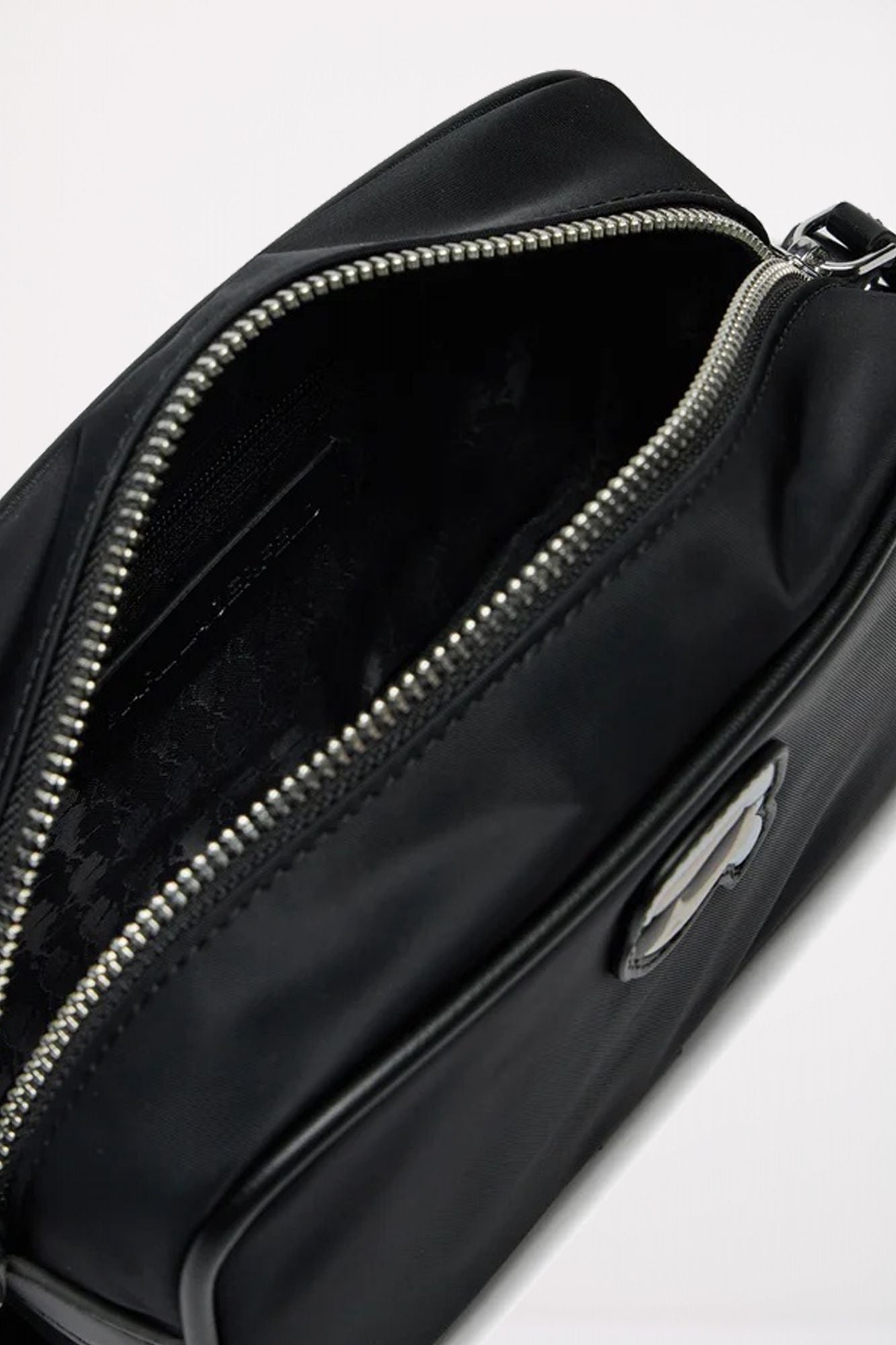 KARL LAGERFELD IKON NYLON CAMERA BAG en color NEGRO (4)