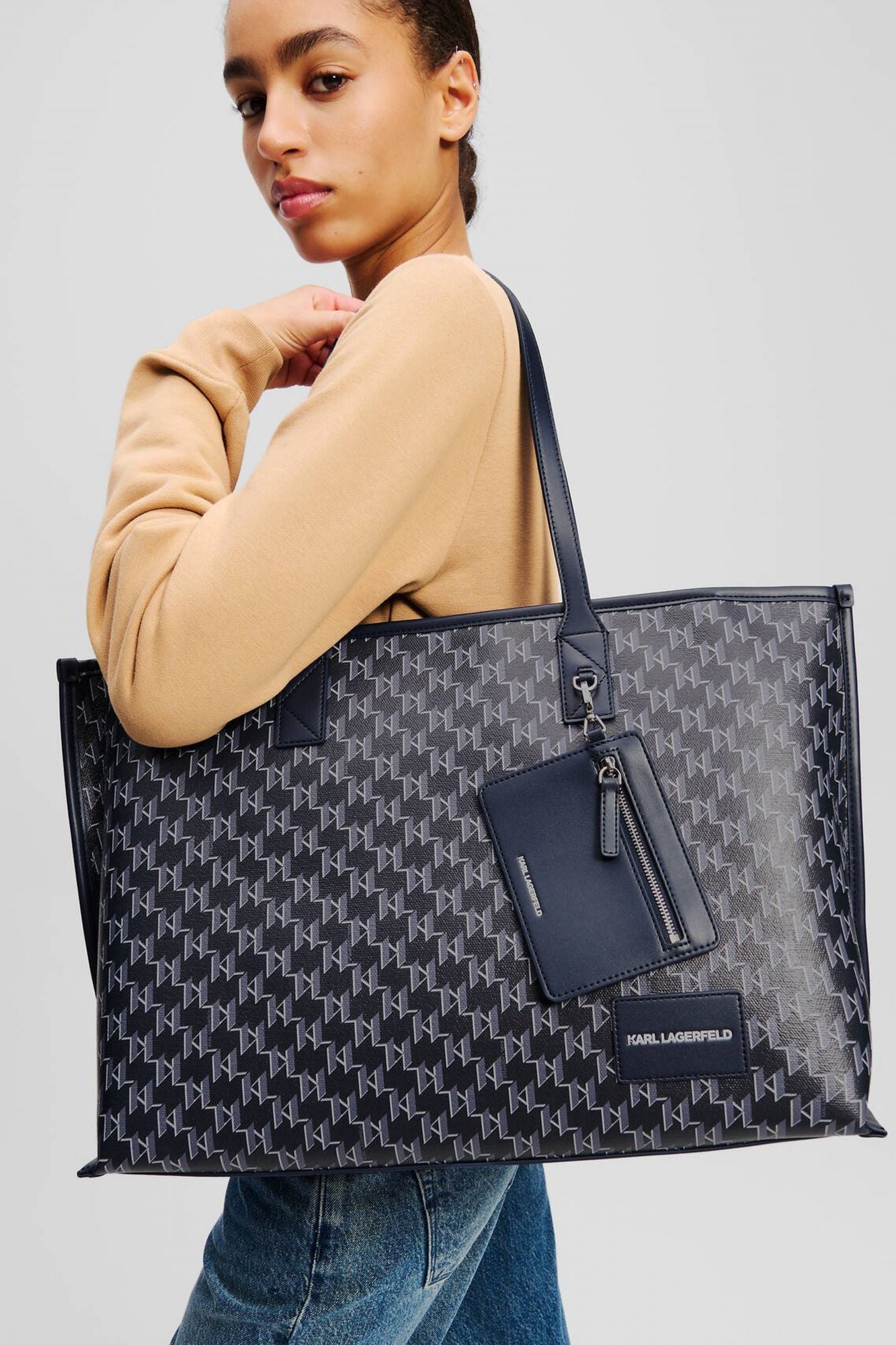 KARL LAGERFELD VOYAGE TOTE en color AZUL (5)