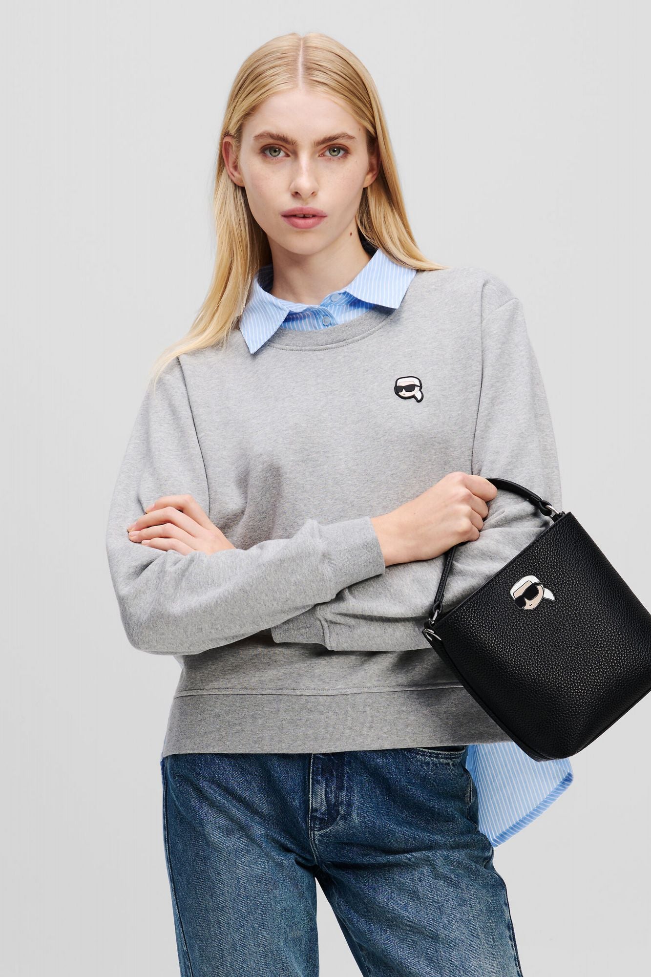 KARL LAGERFELD IKON PEBBLE BUKET BAG en color NEGRO (4)