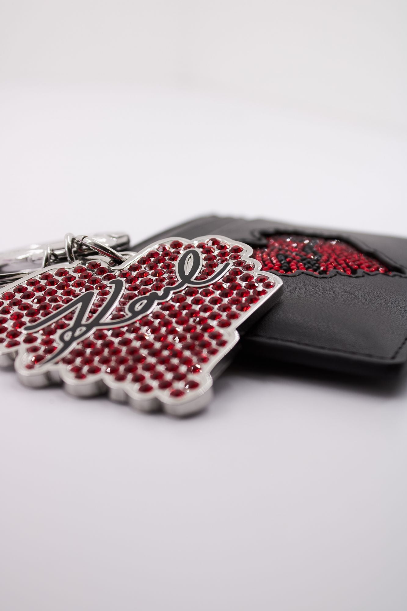 KARL LAGERFELD HEARTS CH+KEYCHAIN GP en color NEGRO (4)