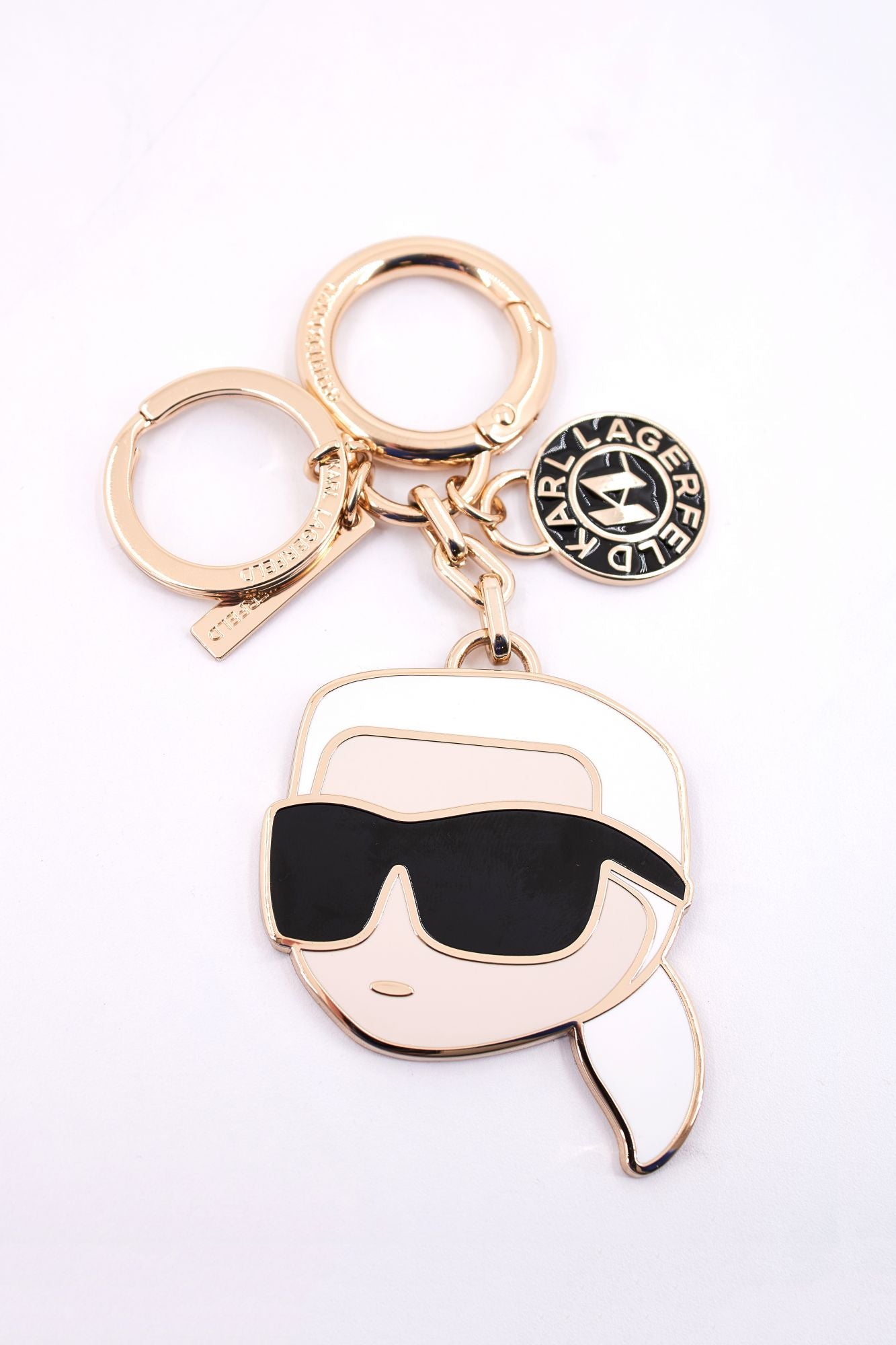 KARL LAGERFELD IKON CHARM KEYCHAIN en color ORO (1)