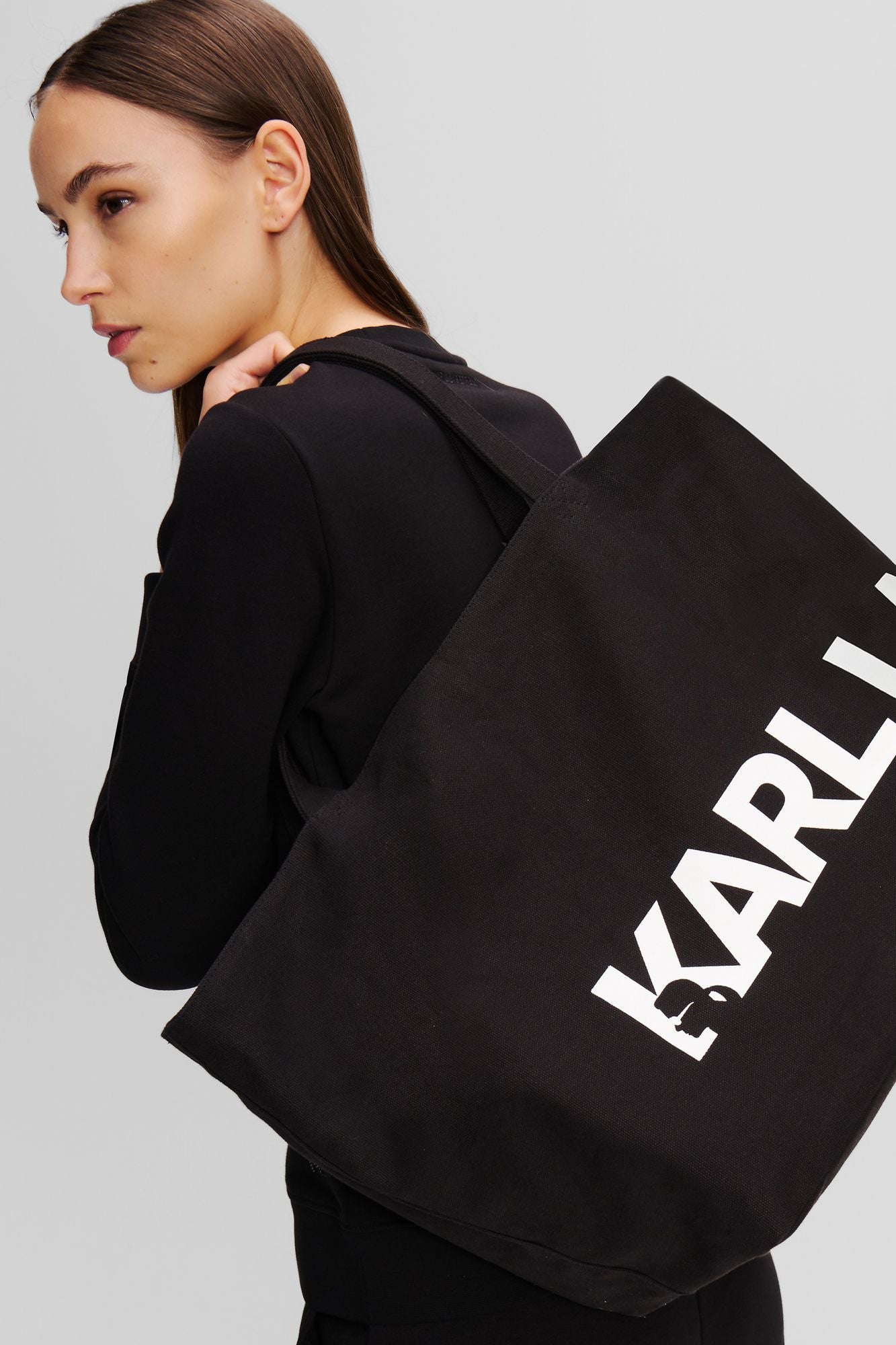 KARL LAGERFELD K ESSENTIAL BIG LOGO SHOPP en color NEGRO (4)