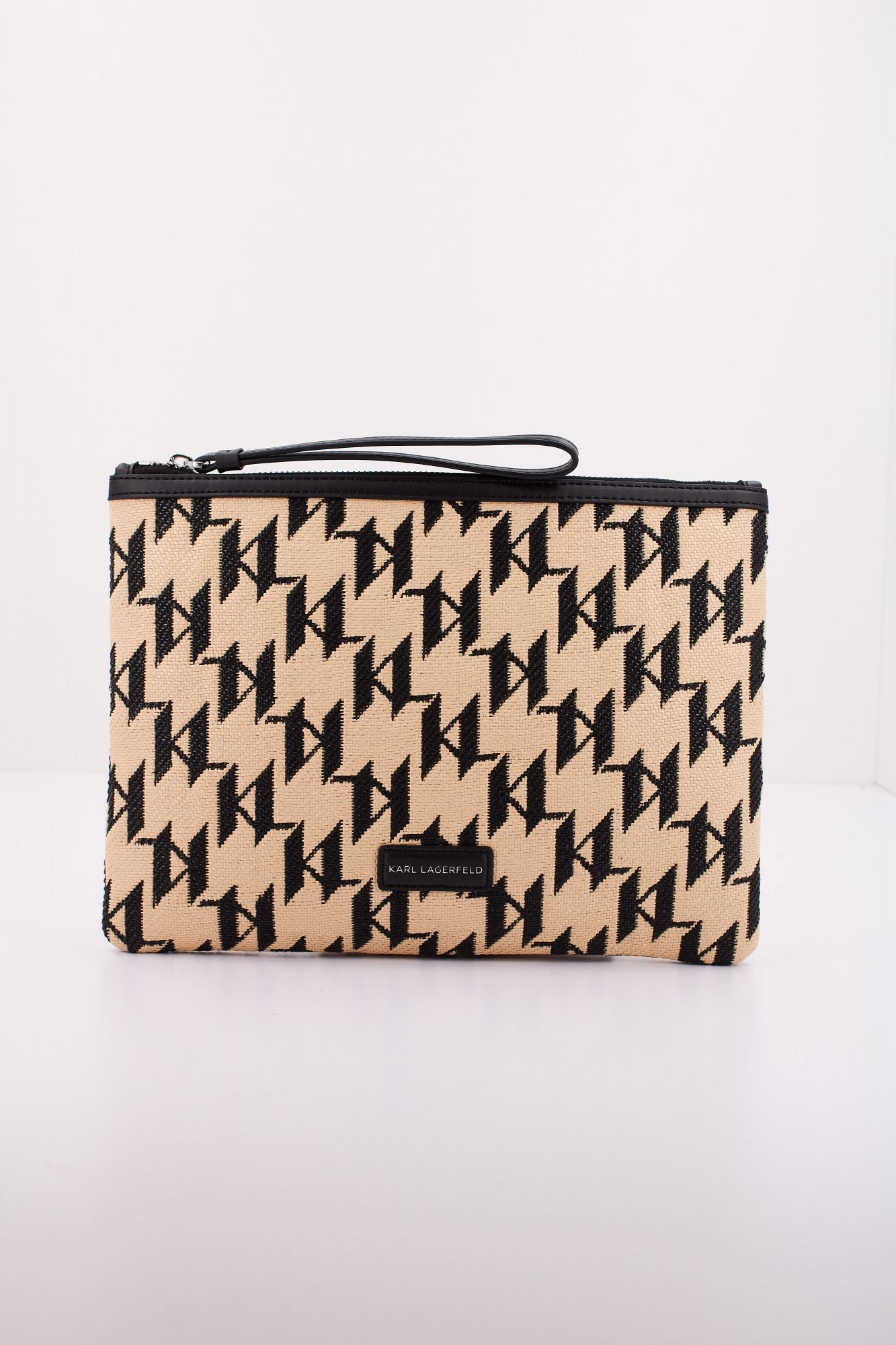 KARL LAGERFELD K ESSENTIAL RAFFIA POUCH M en color BEIS (1)