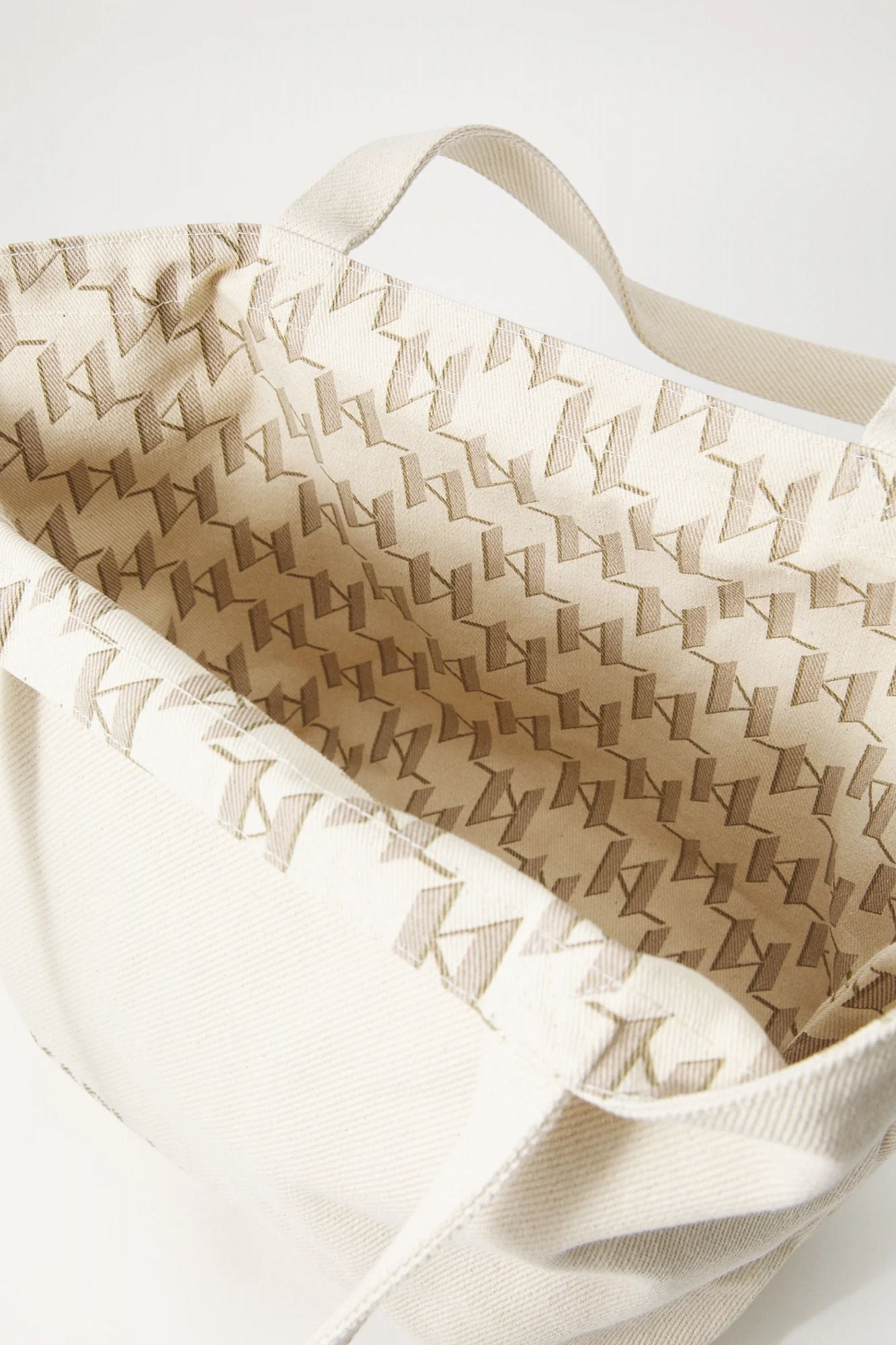 KARL LAGERFELD K MONOGRAM REVERSIBLE SHOP en color BEIS (3)