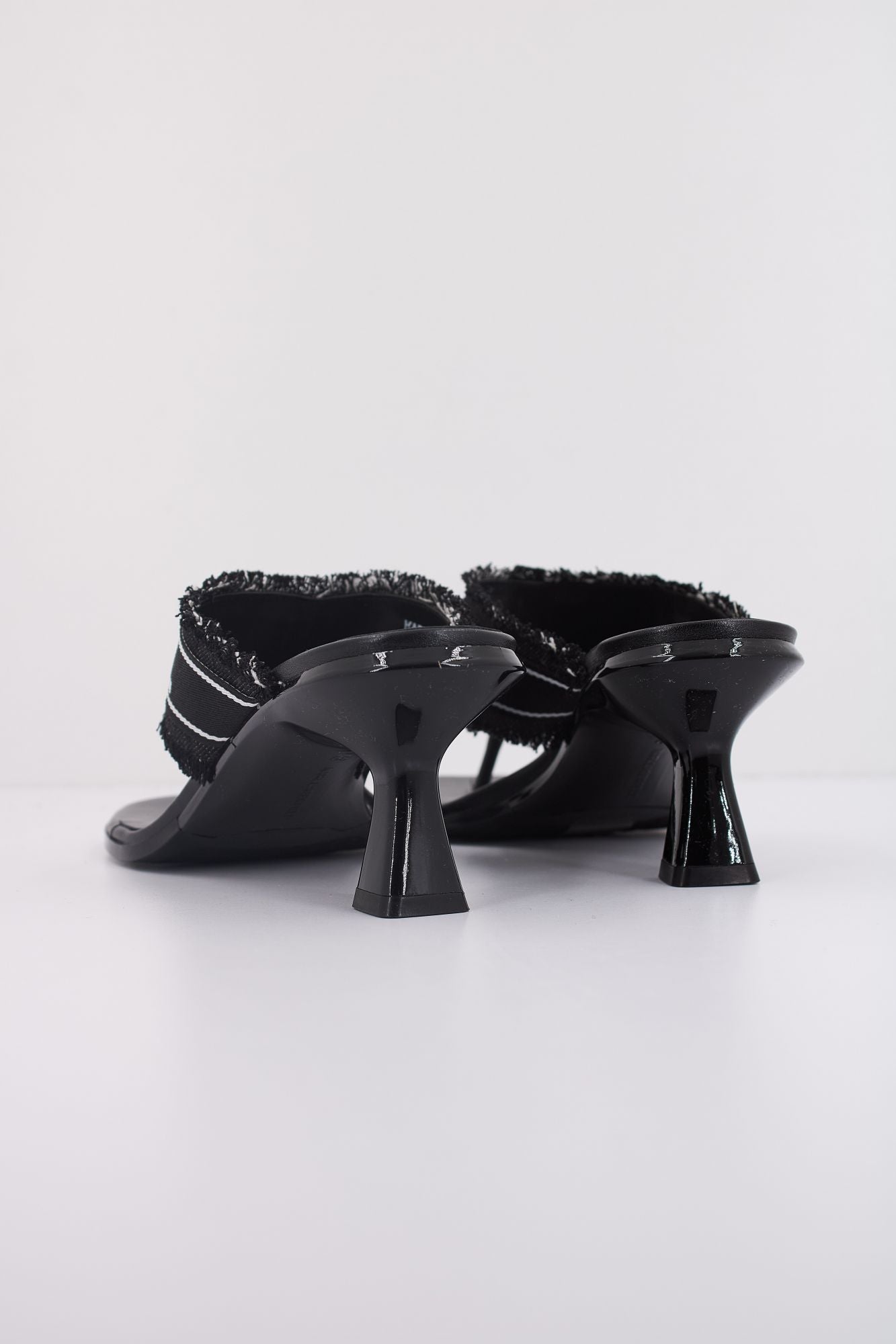 KARL LAGERFELD PANACHE II BORDER SLIDE en color NEGRO (4)