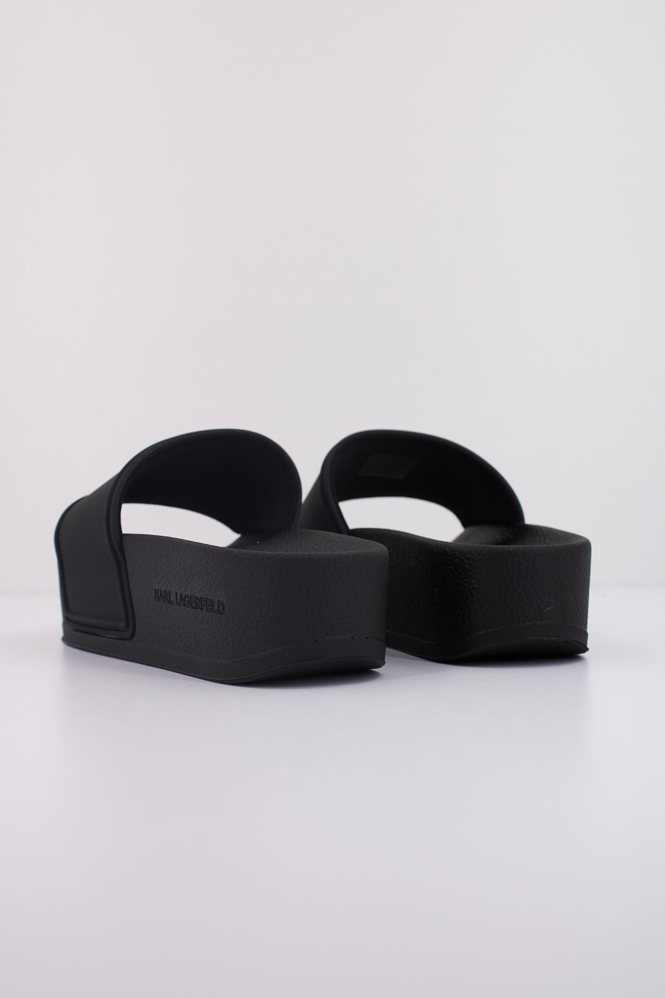 KARL LAGERFELD KONDO MAXI KARL NFT SLIDE en color NEGRO (4)