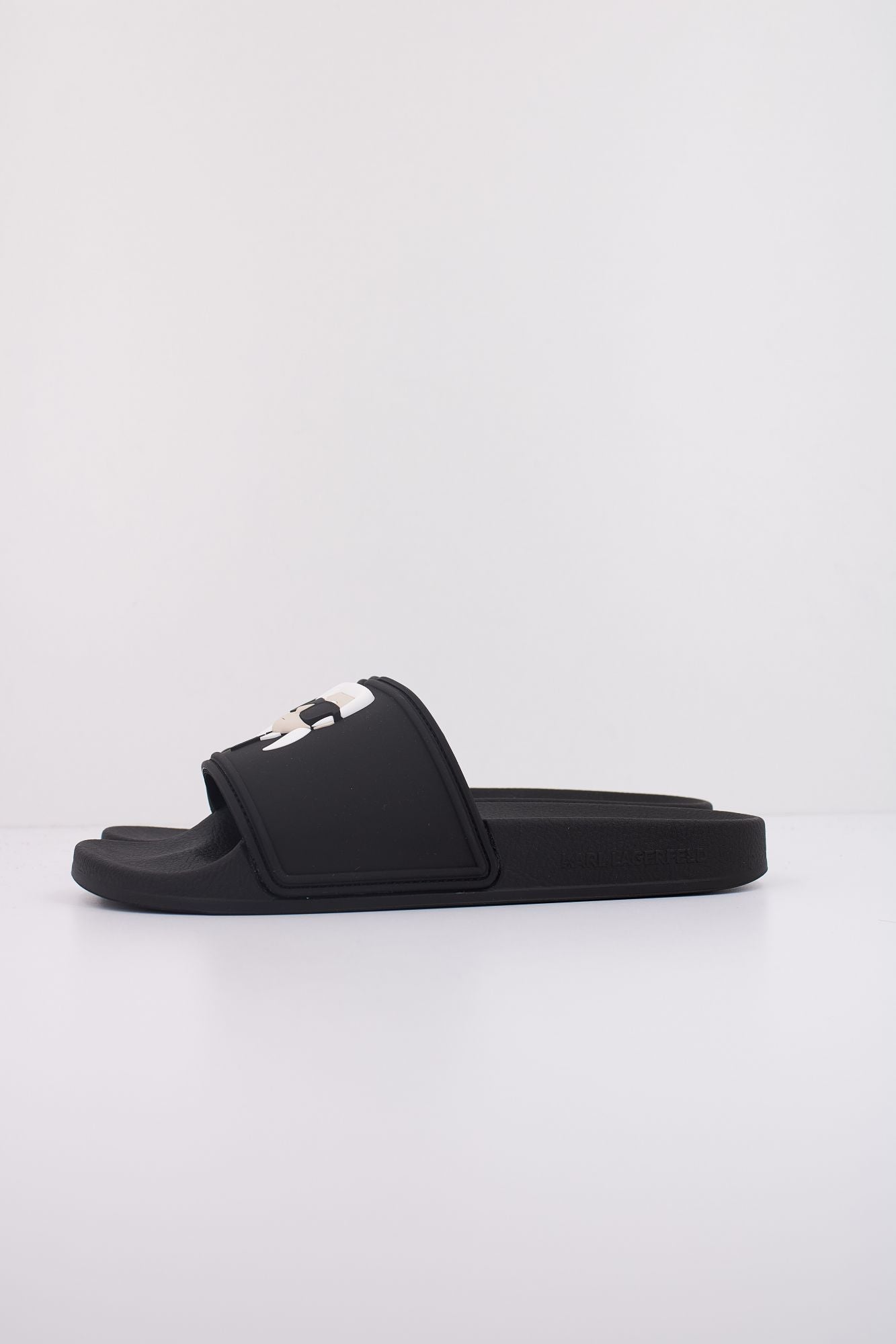 KARL LAGERFELD KONDO 2.0 KARL NFT SLIDE en color NEGRO (1)