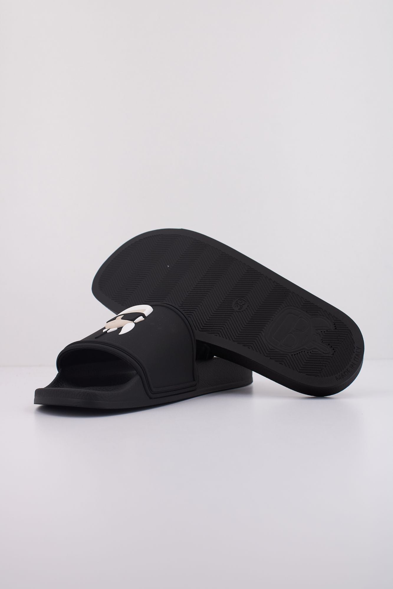KARL LAGERFELD KONDO 2.0 KARL NFT SLIDE en color NEGRO (5)