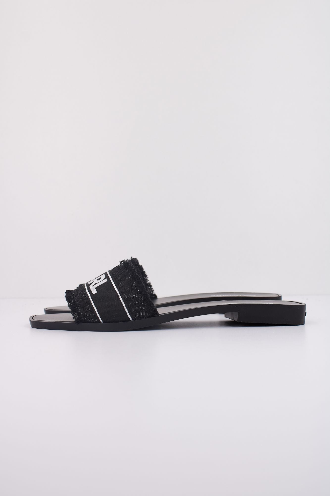 KARL LAGERFELD SKOOT II BORDER SLIDE en color NEGRO (1)
