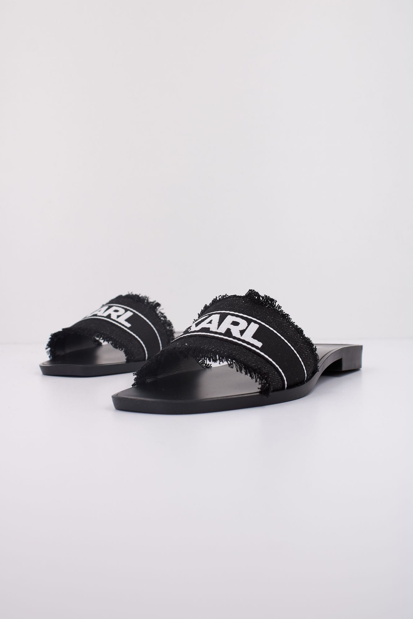 KARL LAGERFELD SKOOT II BORDER SLIDE en color NEGRO (2)
