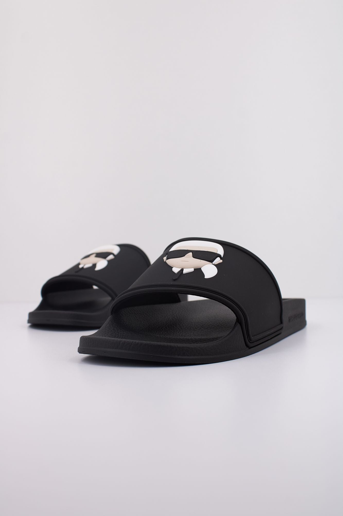 KARL LAGERFELD KONDO KARL NFT SLIDE en color NEGRO (2)