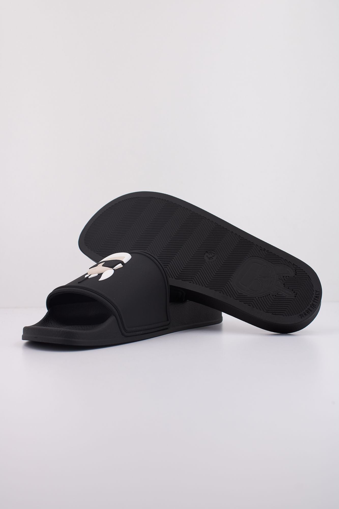KARL LAGERFELD KONDO KARL NFT SLIDE en color NEGRO (5)