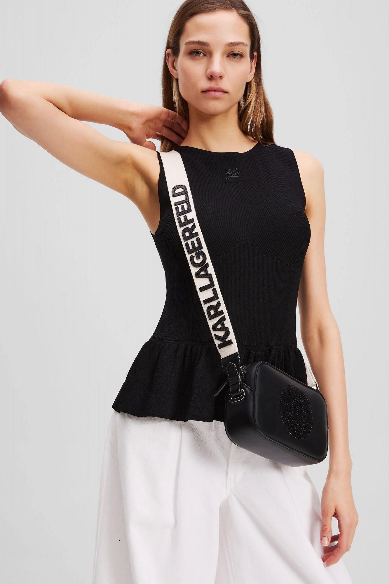 KARL LAGERFELD K CIRCLE SLIM CAMERA BAG en color NEGRO (4)