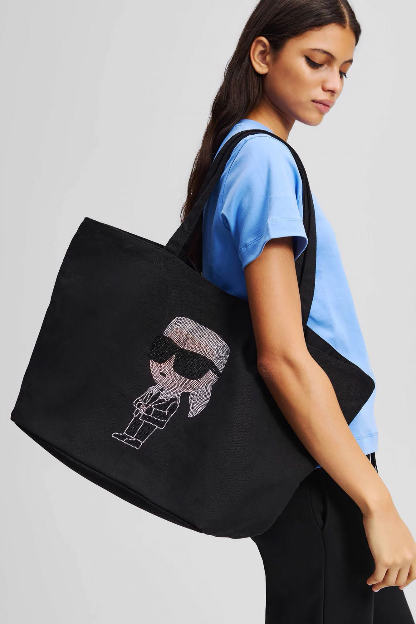 KARL LAGERFELD IKON RHINESTONE SHOPPER en color NEGRO (5)