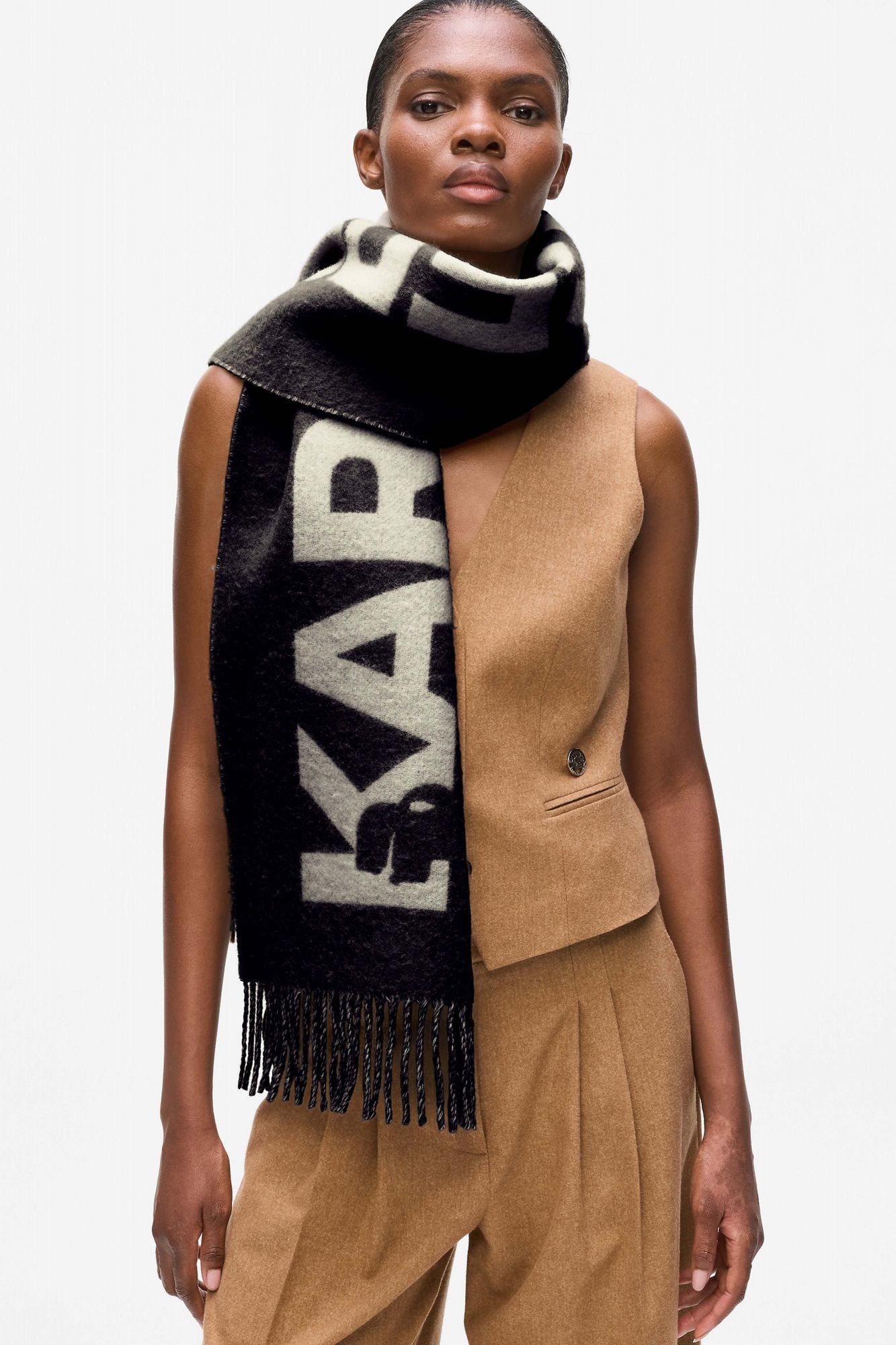 KARL LAGERFELD K ESSENTIAL JKRD WOVEN SCARF en color NEGRO (2)
