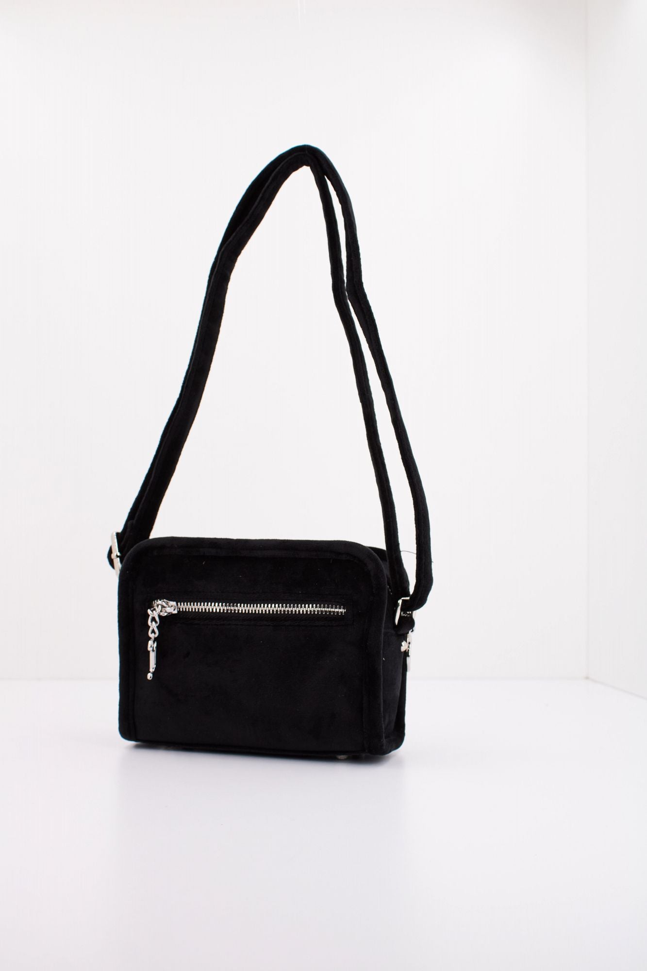 JUICY COUTURE KIMBERLY CROSSBODY en color NEGRO (3)