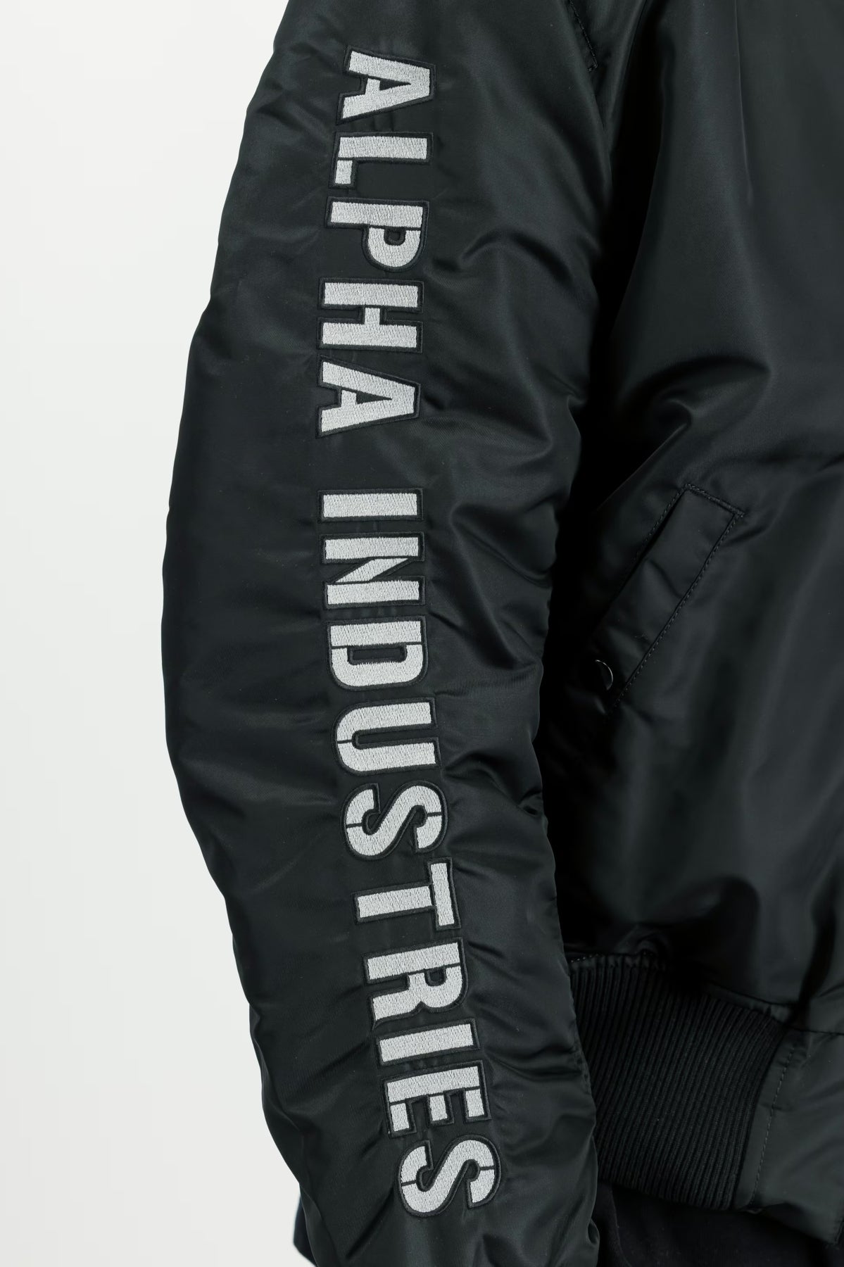 ALPHA INDUSTRIES MA-1 D-TEC SE BOMBER JACKET en color NEGRO (6)