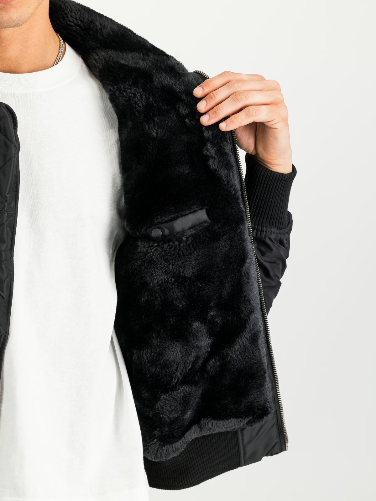 ALPHA INDUSTRIES THE B-15 III TT BOMBER JACKET en color NEGRO (5)