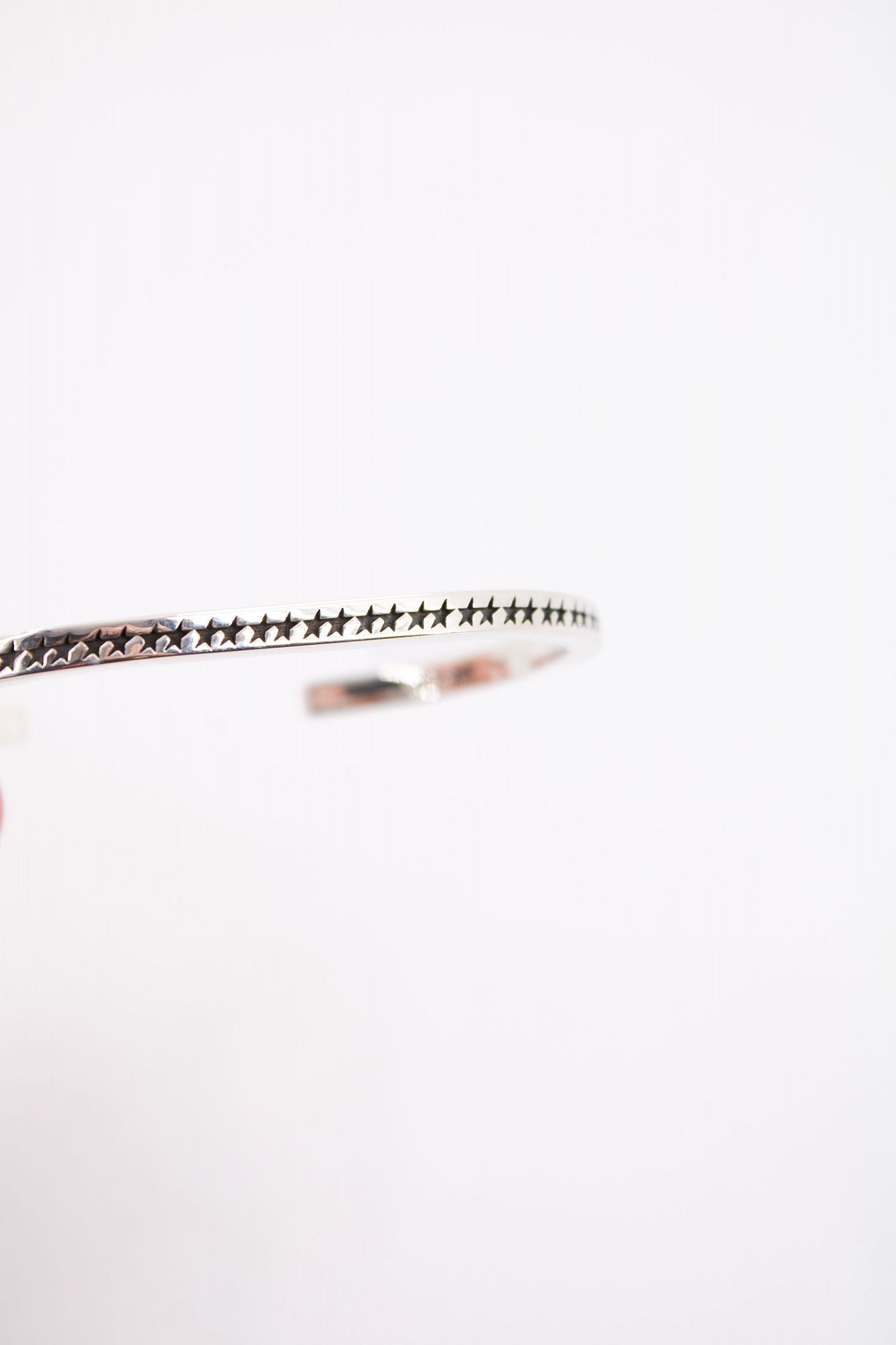 TWOJEYS ICON MONOGRAM BANGLE S en color PLATA (4)