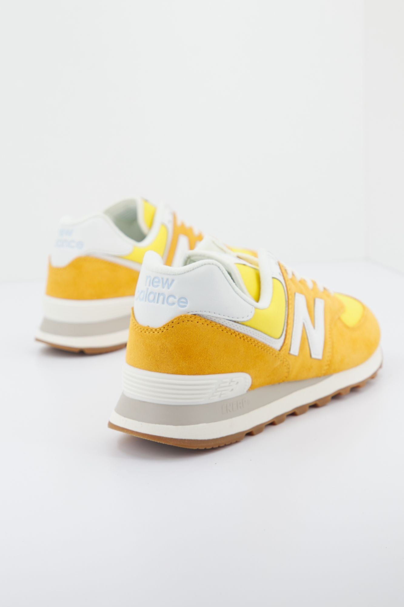 NEW BALANCE U574 RC2 en color NARANJA (3)