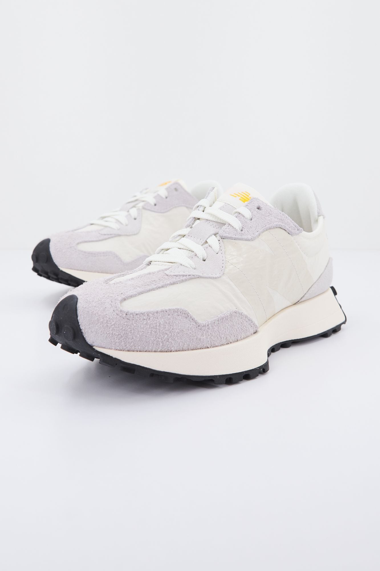 NEW BALANCE MS327 CJ en color BEIS (2)