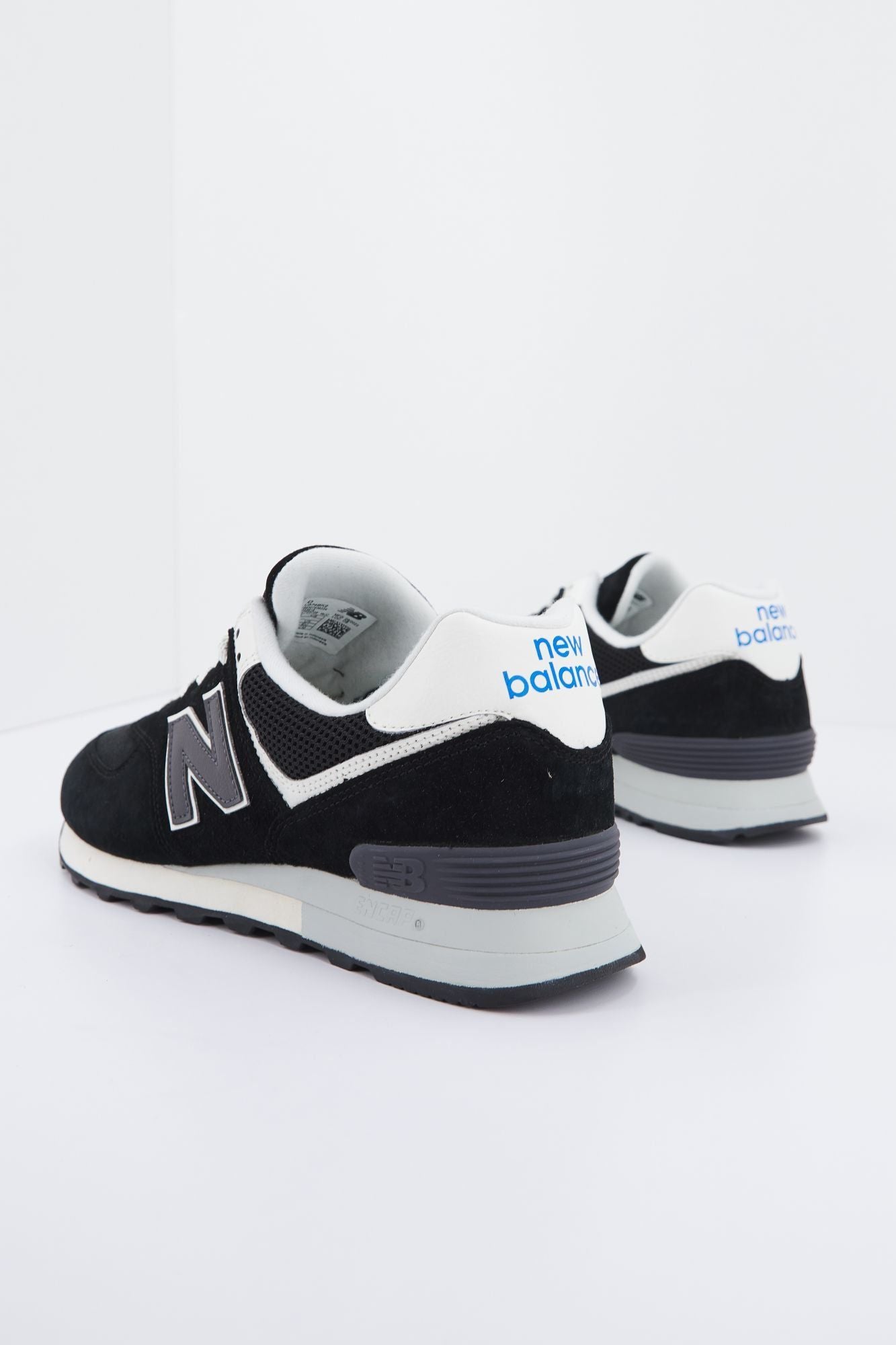 NEW BALANCE U574 BK2 en color NEGRO (3)