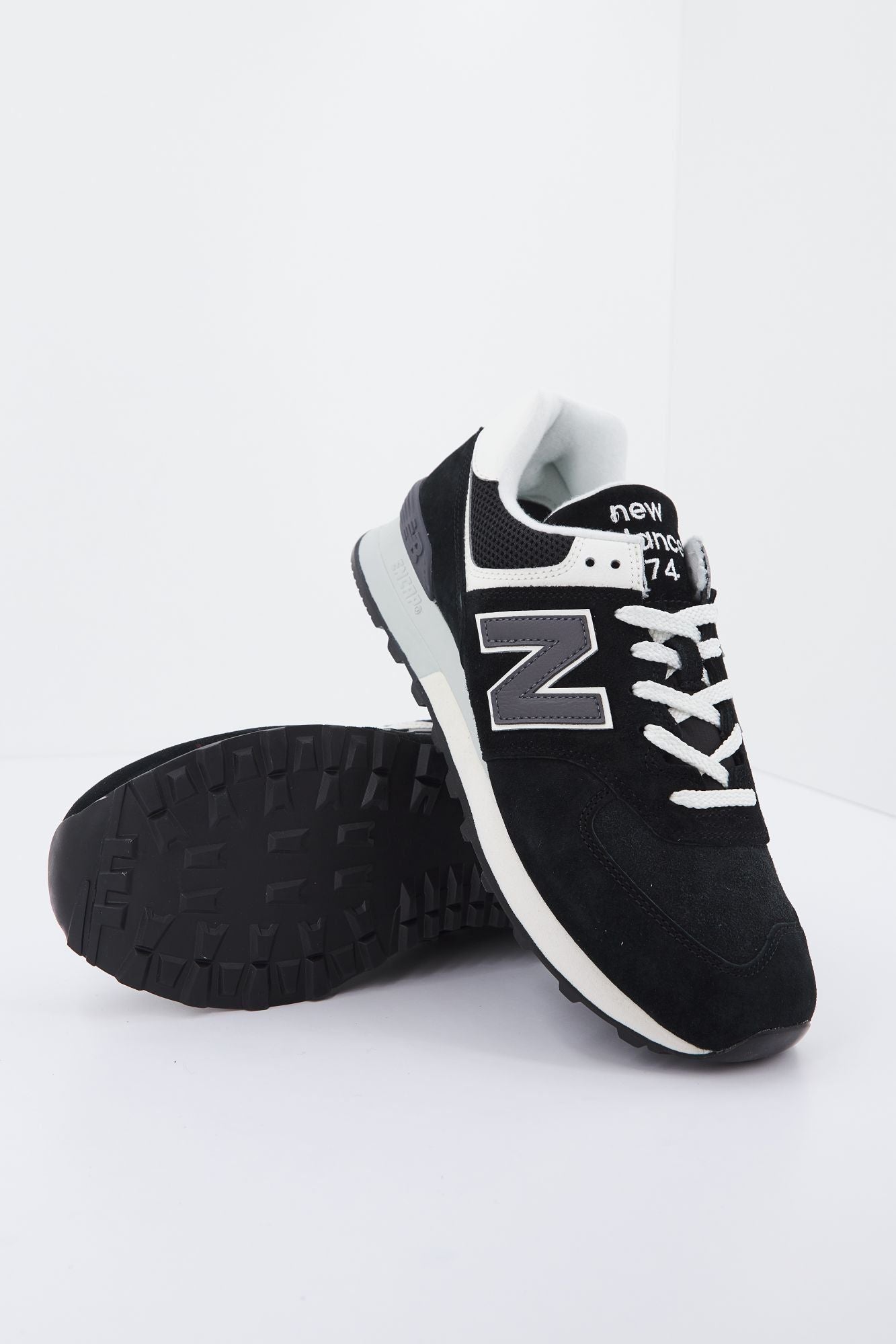 NEW BALANCE U574 BK2 en color NEGRO (4)