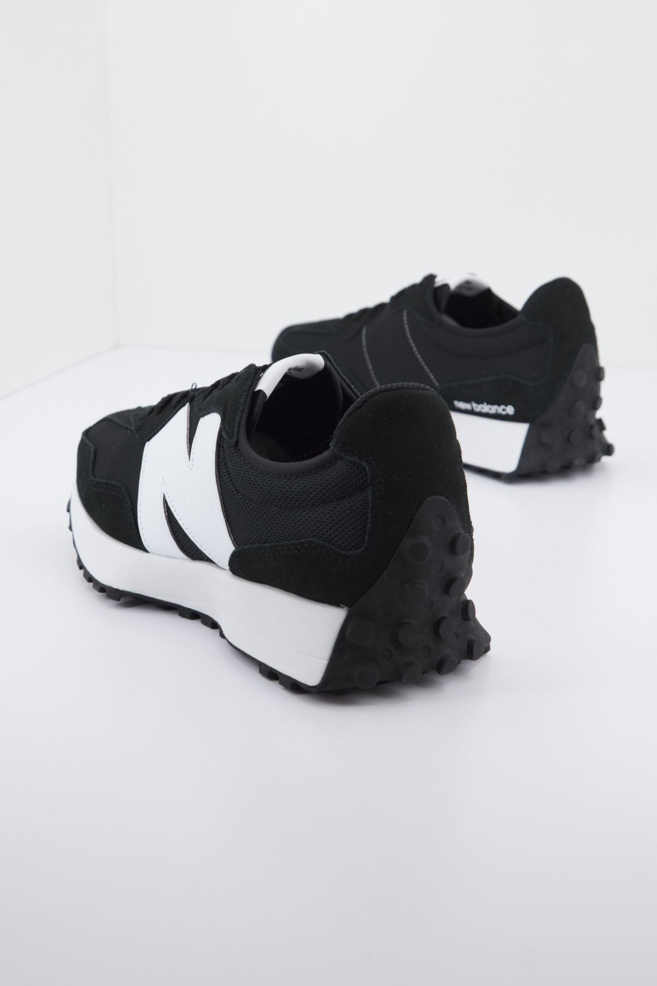 NEW BALANCE MS327 CBW en color NEGRO (3)