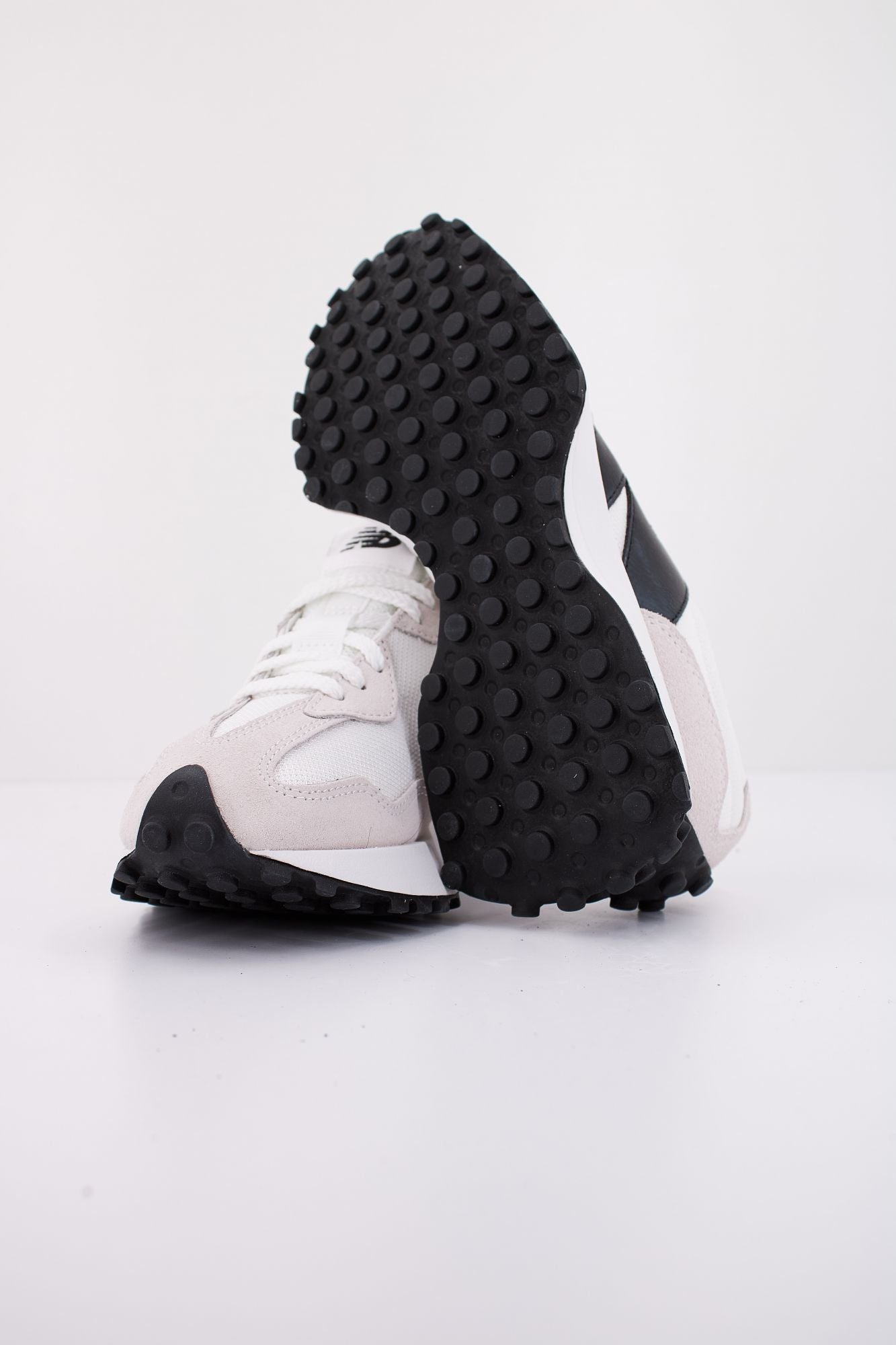 NEW BALANCE MS327 CWB en color BEIS (5)