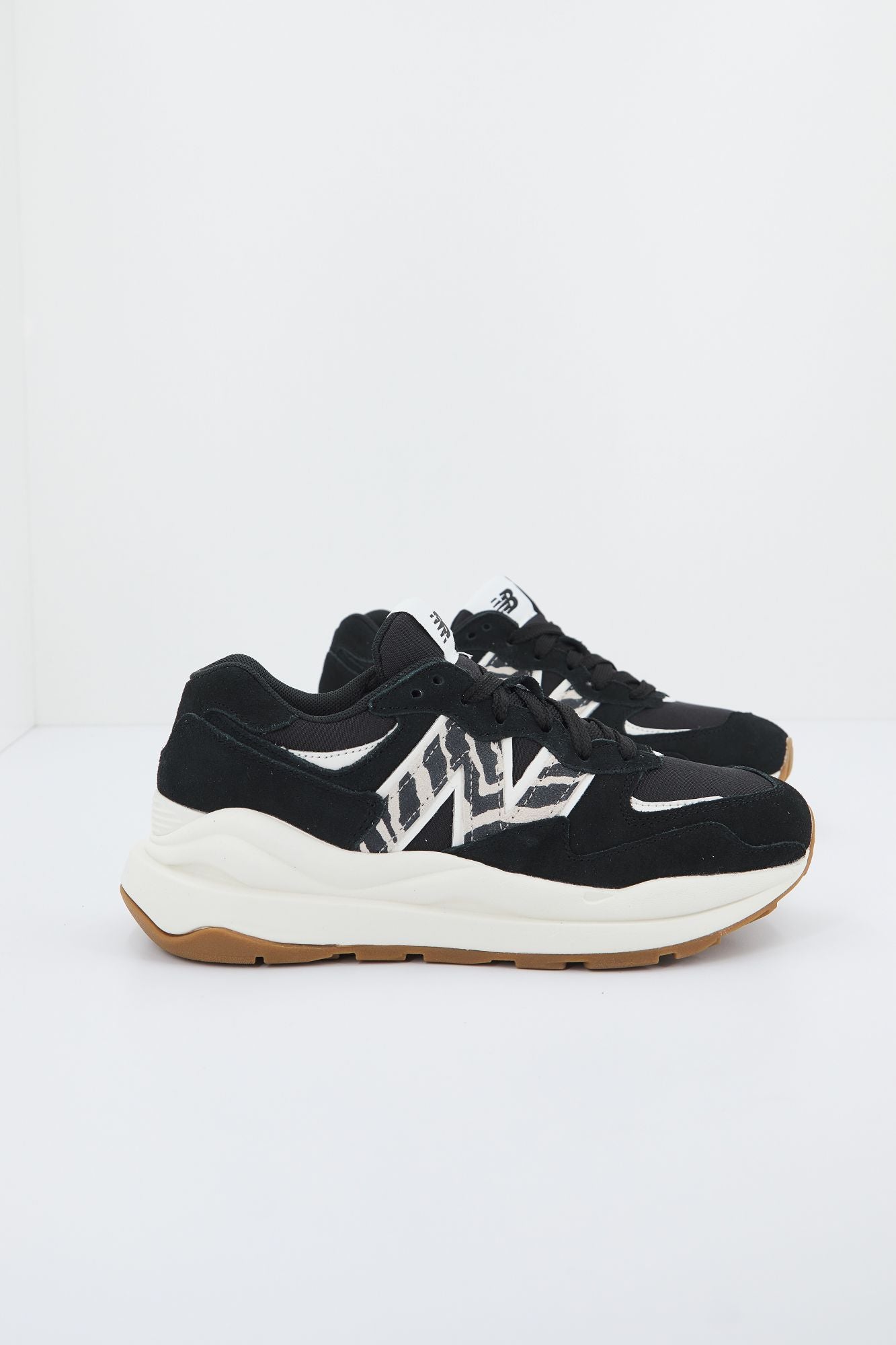 NEW BALANCE W5740 APA en color NEGRO (2)