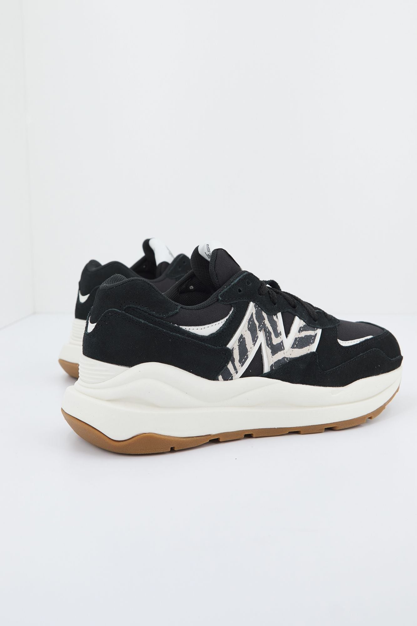 NEW BALANCE W5740 APA en color NEGRO (3)