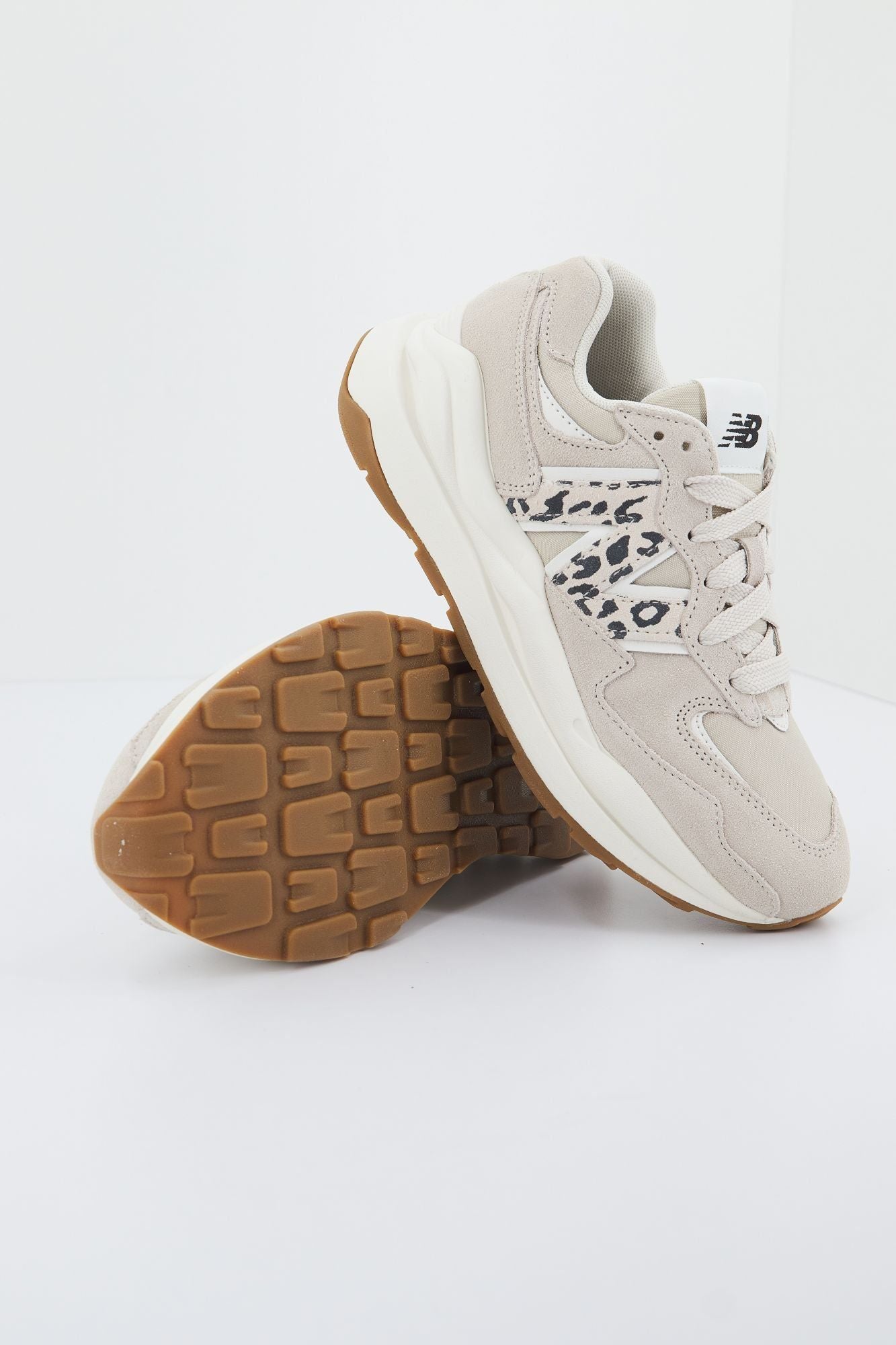 NEW BALANCE W5740 APB en color BEIS (4)