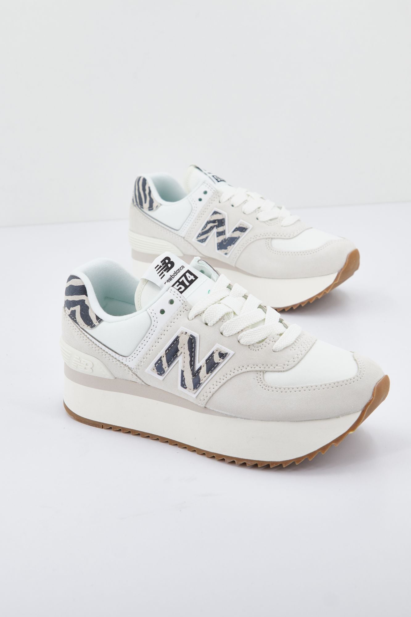 NEW BALANCE WL574 ZDD en color BLANCO (2)