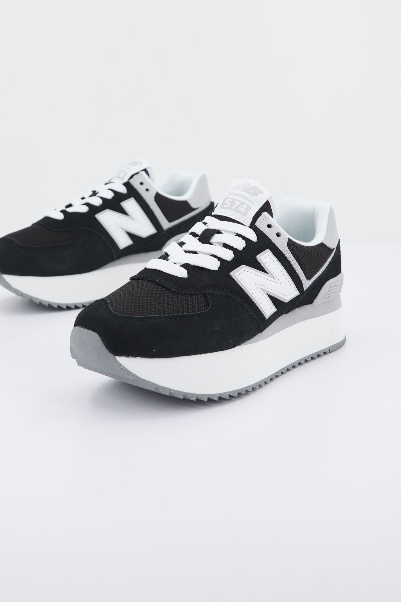 NEW BALANCE WL574 ZSA en color NEGRO (1)